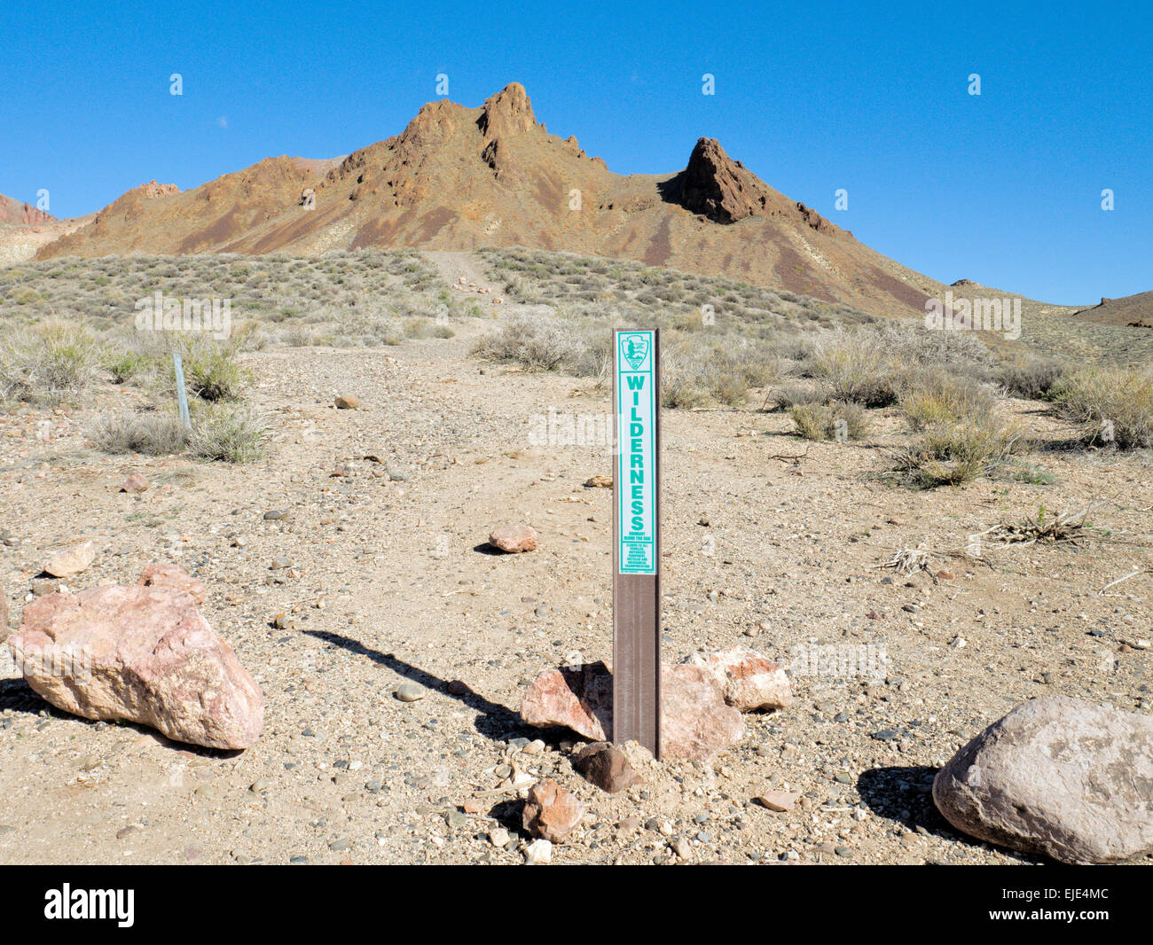 Un marcador de límite en el Parque Nacional Valle de la muerte, más allá del desierto de Mojave. Foto de stock