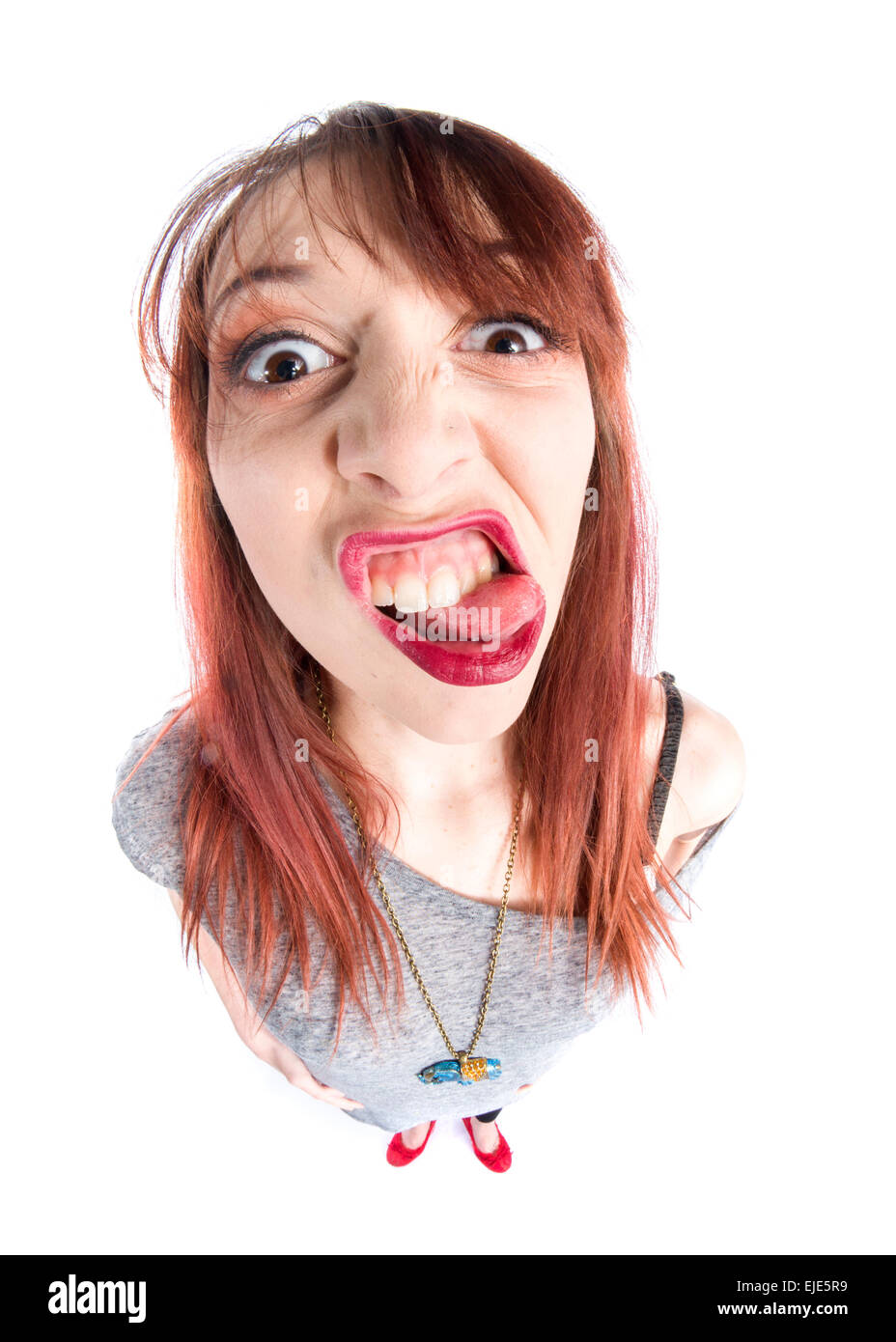 Cerrar gracioso Joven con lengua fuera Foto de stock