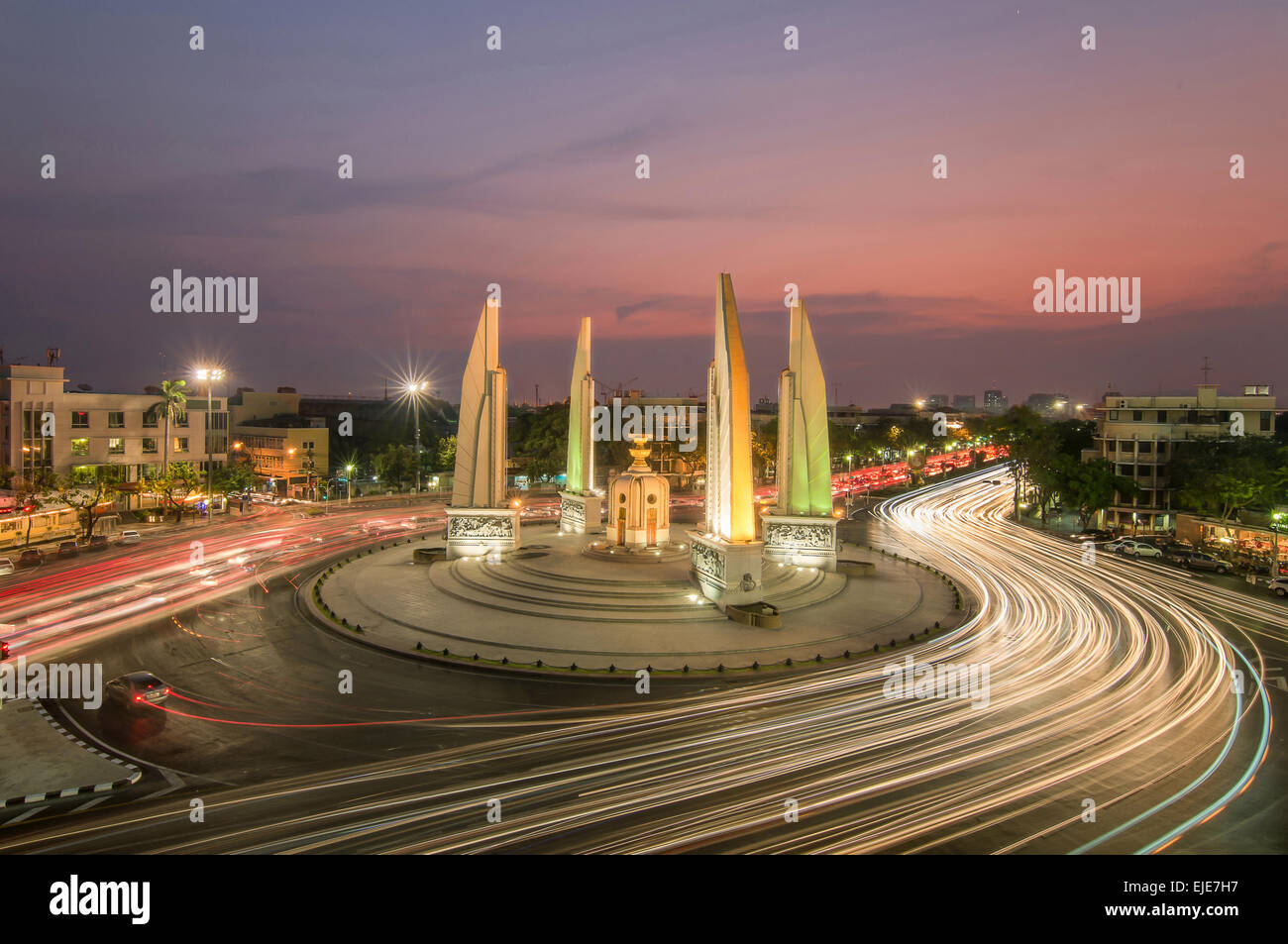 La democracia Monumento al Crepúsculo el tiempo en Bangkok,Tailandia Foto de stock