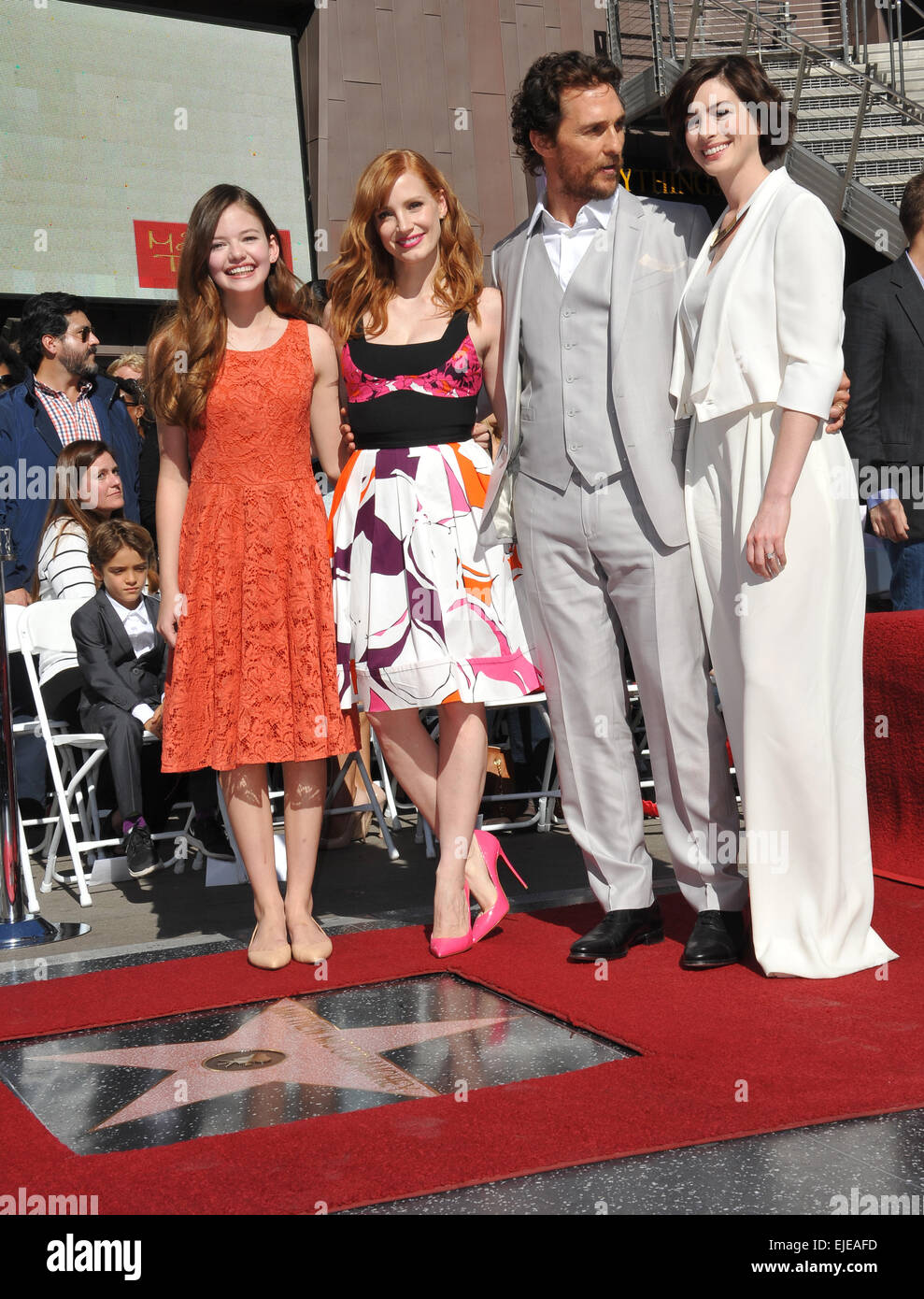 LOS ANGELES, CA - Noviembre 17, 2014: el actor Matthew McConaughey con co-estrellas interestelar Mackenzie Foy (izquierda), Jessica Chastain y Anne Hathaway en Hollywood Boulevard, donde fue honrado con la 2.534ª estrella en el Paseo de la Fama de Hollywood. Foto de stock