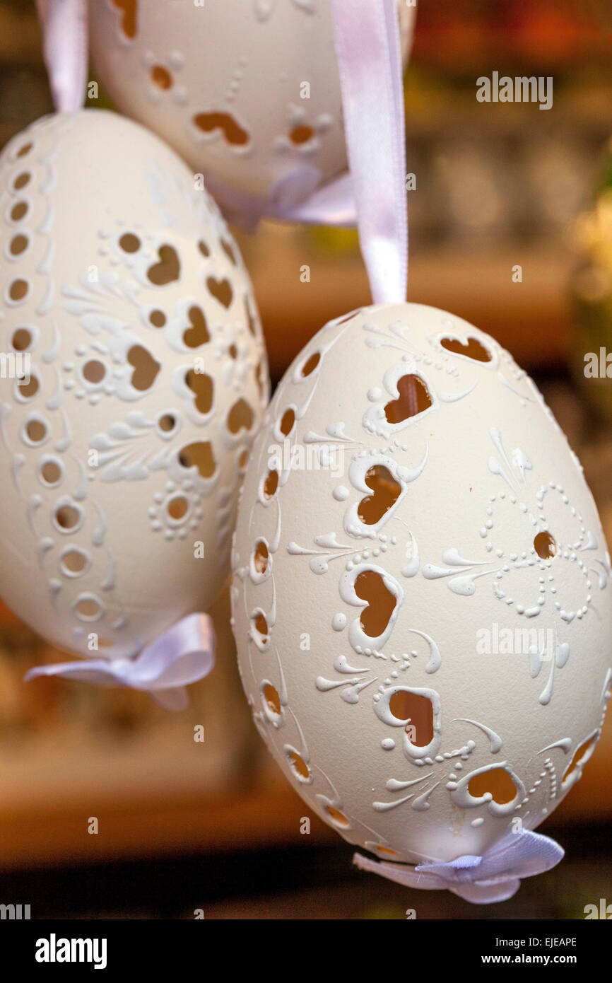 Huevos blancos de Pascua tallados decoración Praga República Checa, Europa Foto de stock