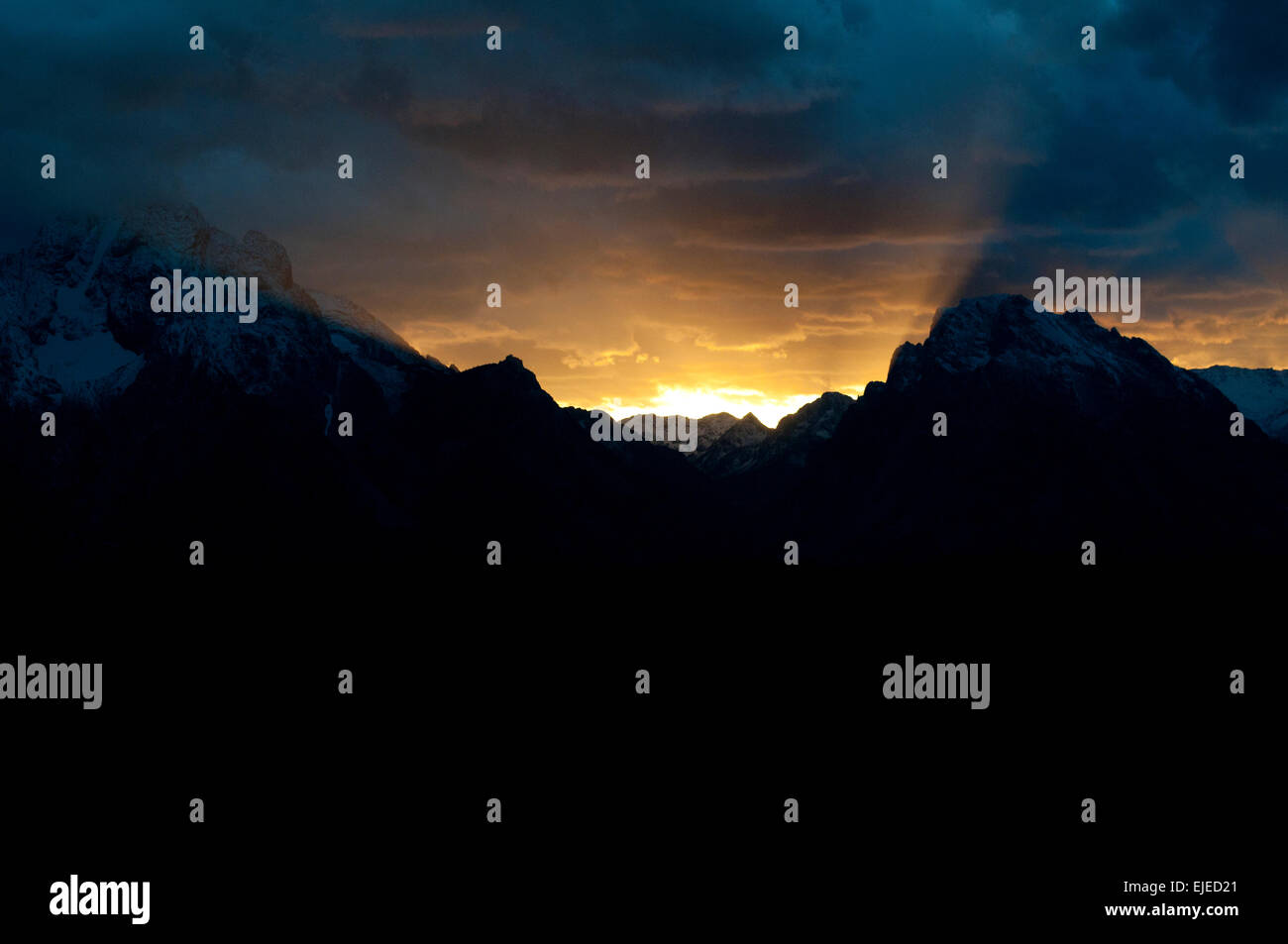 Puesta de sol detrás de las montañas Teton en el Parque Nacional Gran Tetón Foto de stock