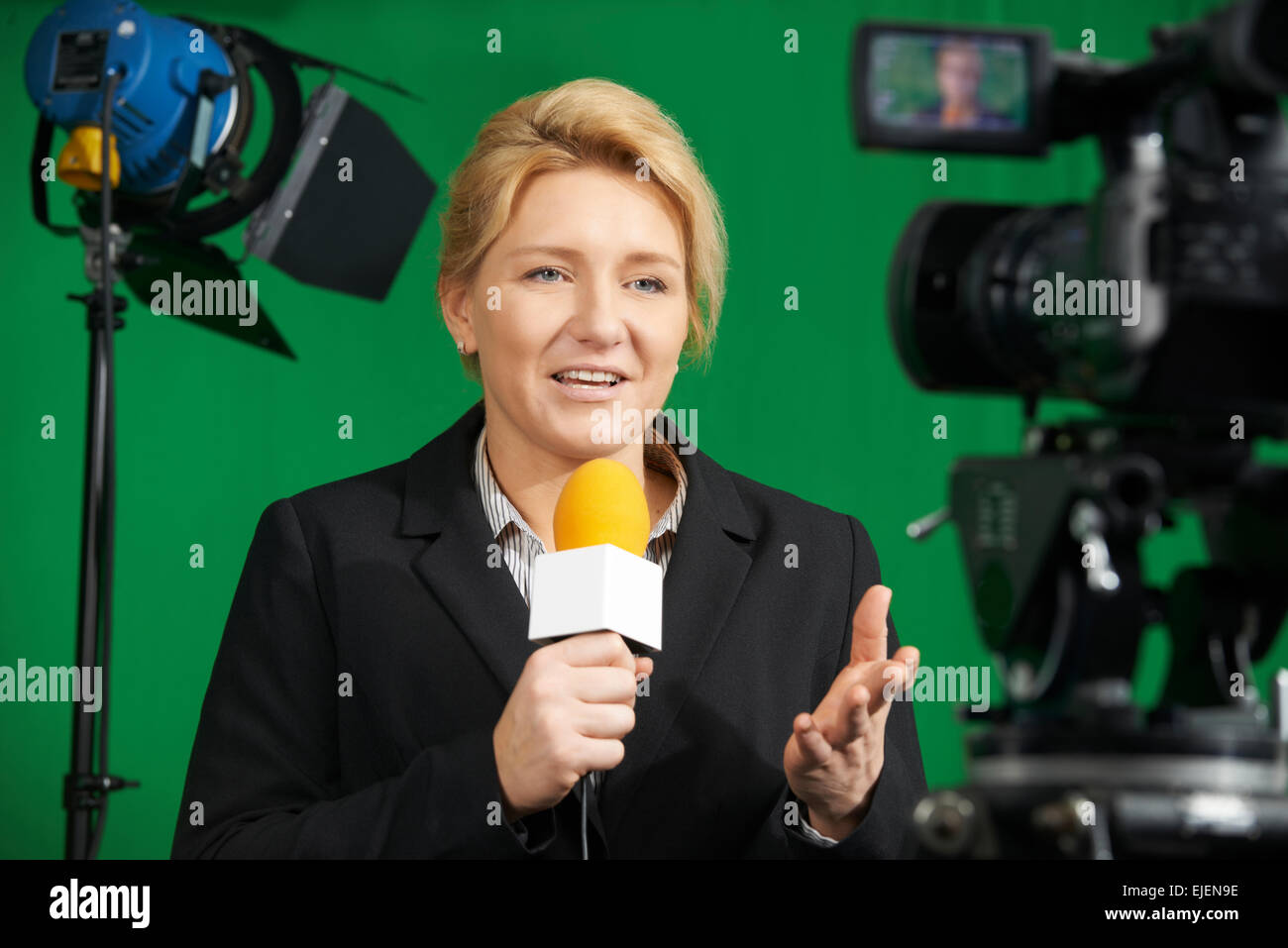 Mujer Periodista presentar informe en estudio de televisión Foto de stock
