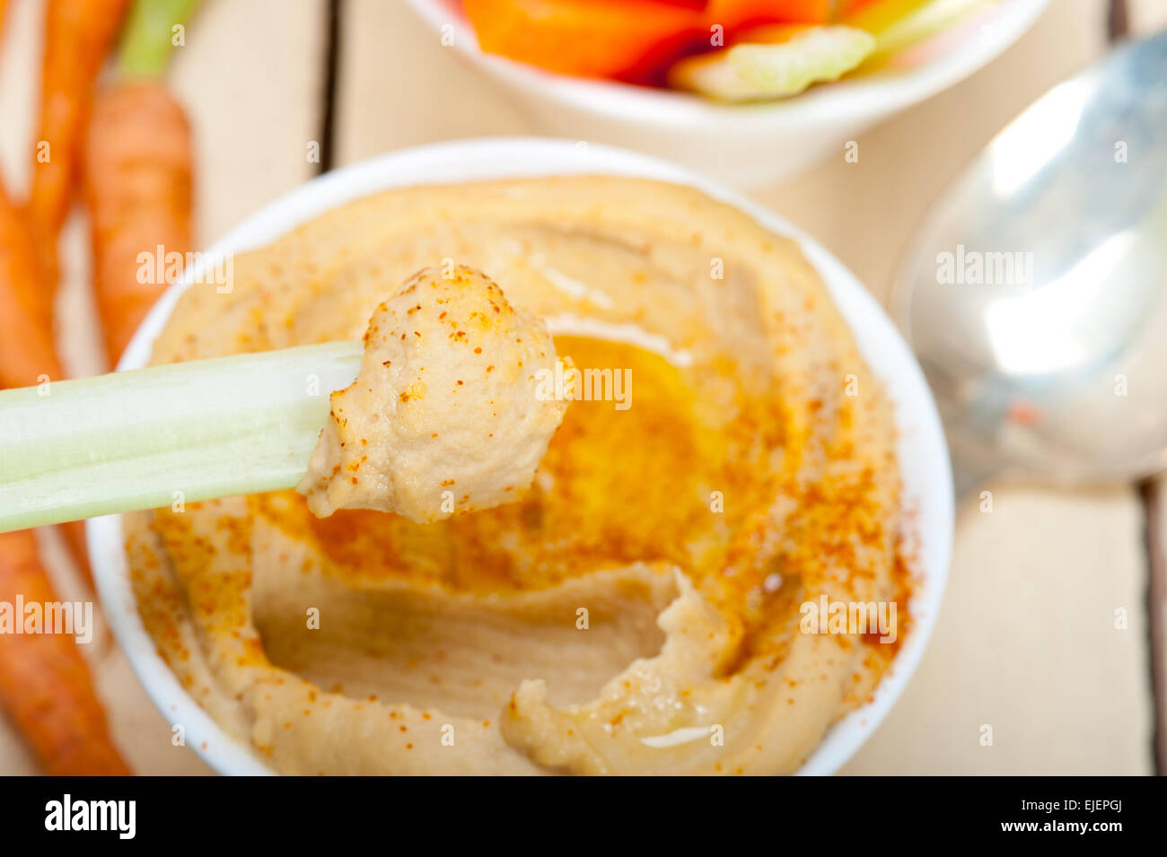 Hummus fresco chapuzón con zanahoria y apio crudo Oriente árabe eastent comida sana Foto de stock