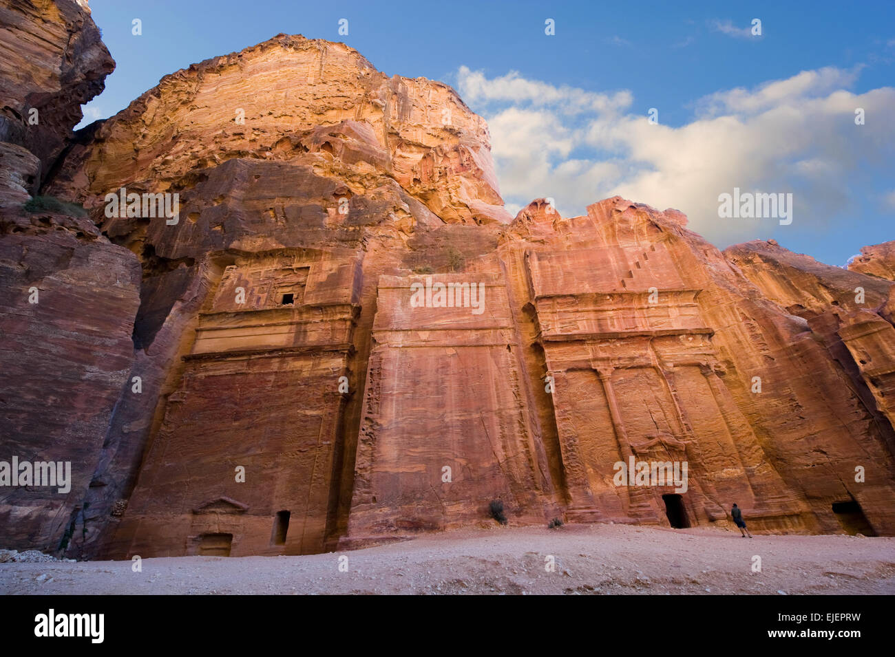 Tumbas que se llama "La calle de las fachadas" en Petra en Jordania Foto de stock
