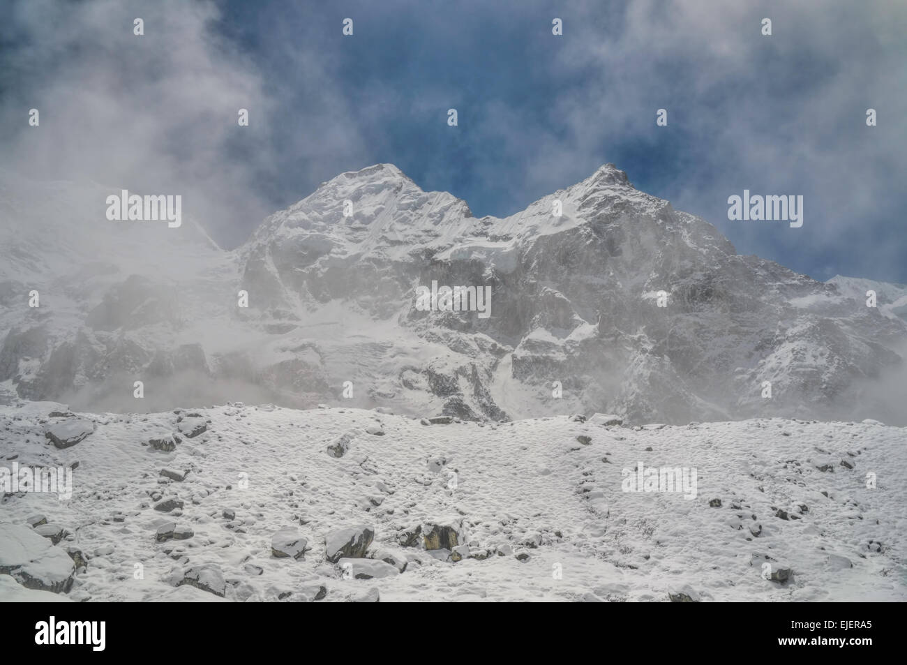 Cambiando el clima en montañas de Himalaya cerca del Kangchenjunga, la tercera montaña más alta en el mundo Foto de stock