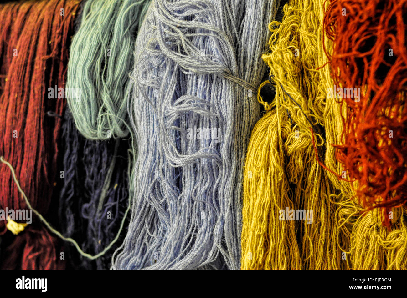 Lana de color utilizado para tejer alfombras persas en Irán Foto de stock