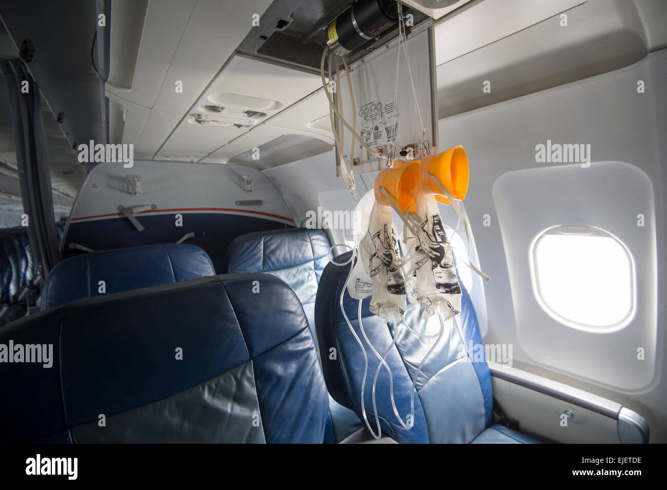 Máscara de oxígeno del avión fotografías e imágenes de alta resolución -  Alamy