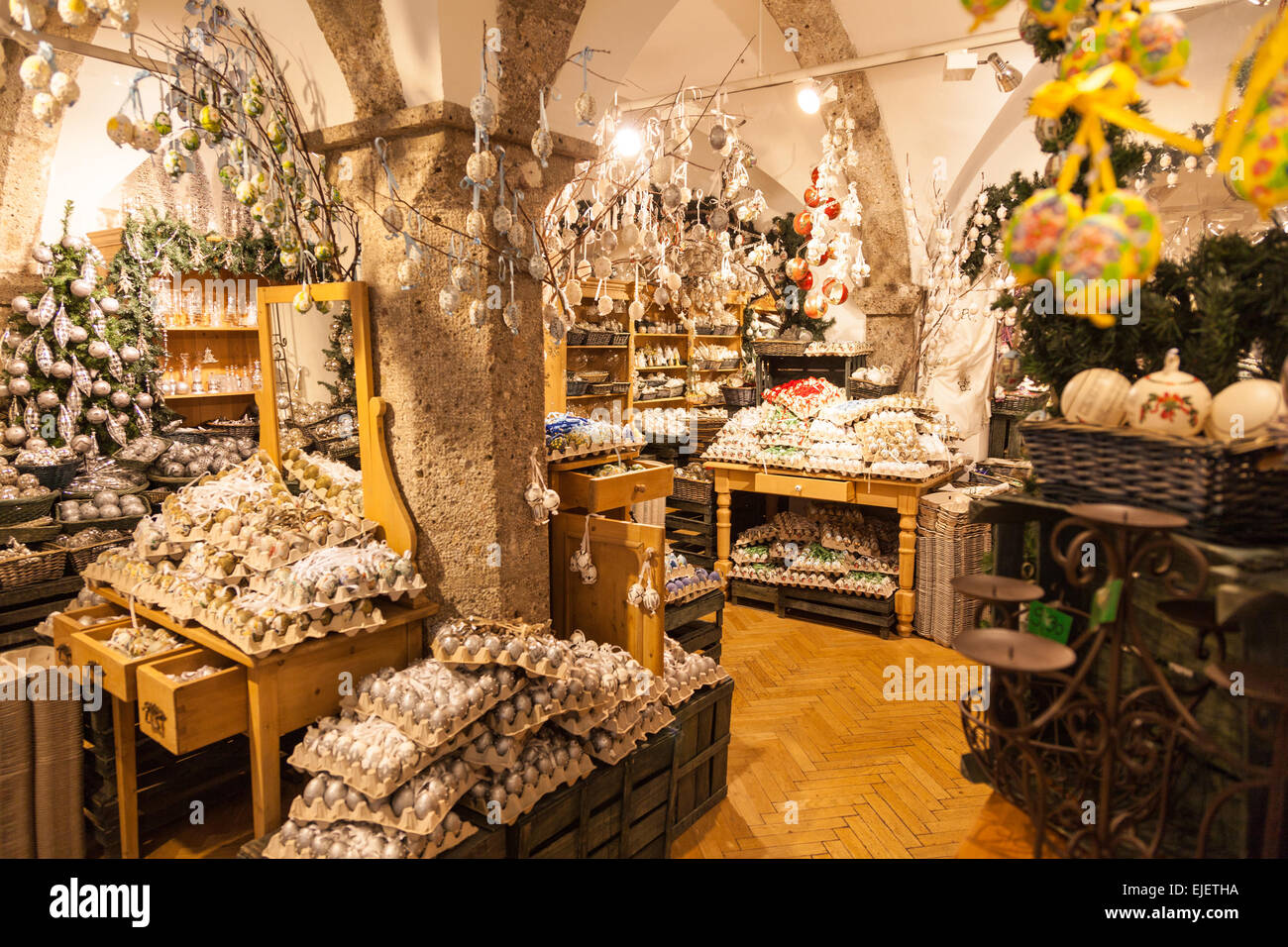Una tienda en Salzburgo Austria vendiendo huevos decorados para decoraciones de navidad Foto de stock