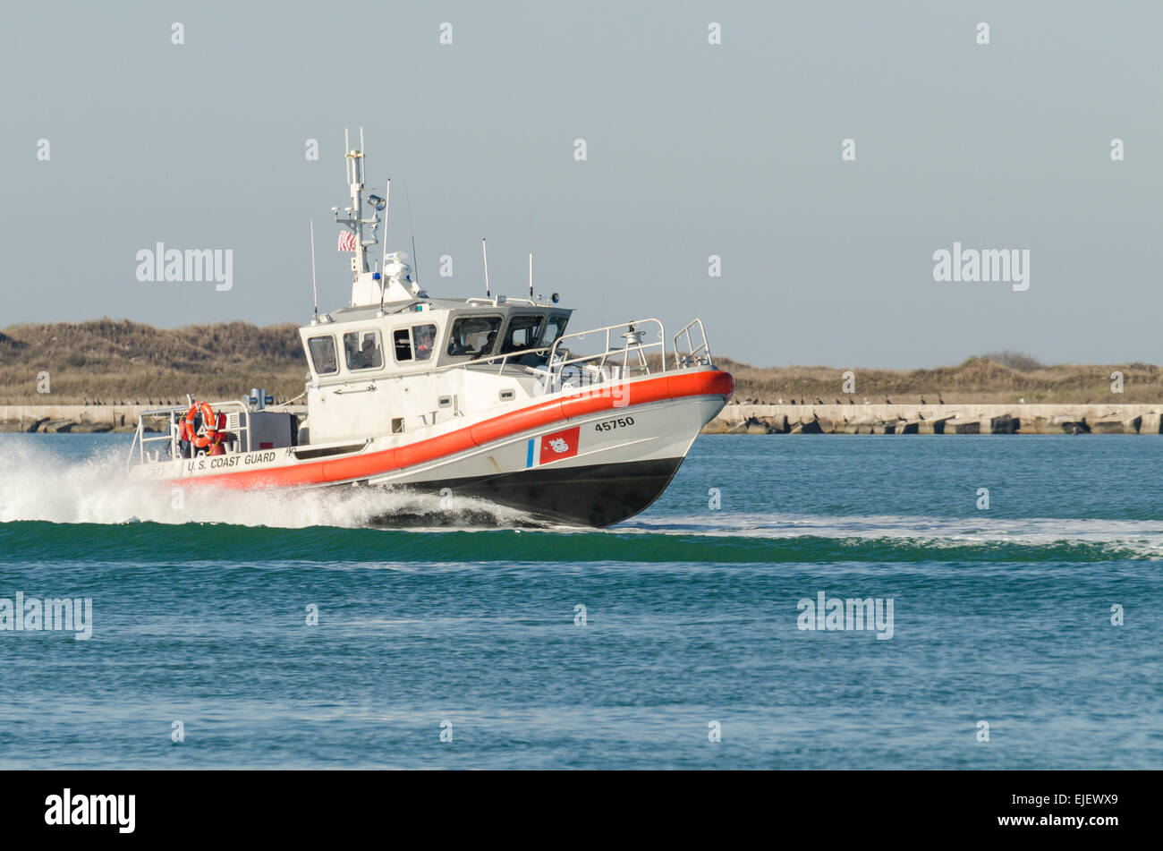 Respuesta de Guardacostas barco mediano RB-M está en marcha en el Corpus Christi ship channel cerca de Port Aransas, TX, EE.UU. Foto de stock