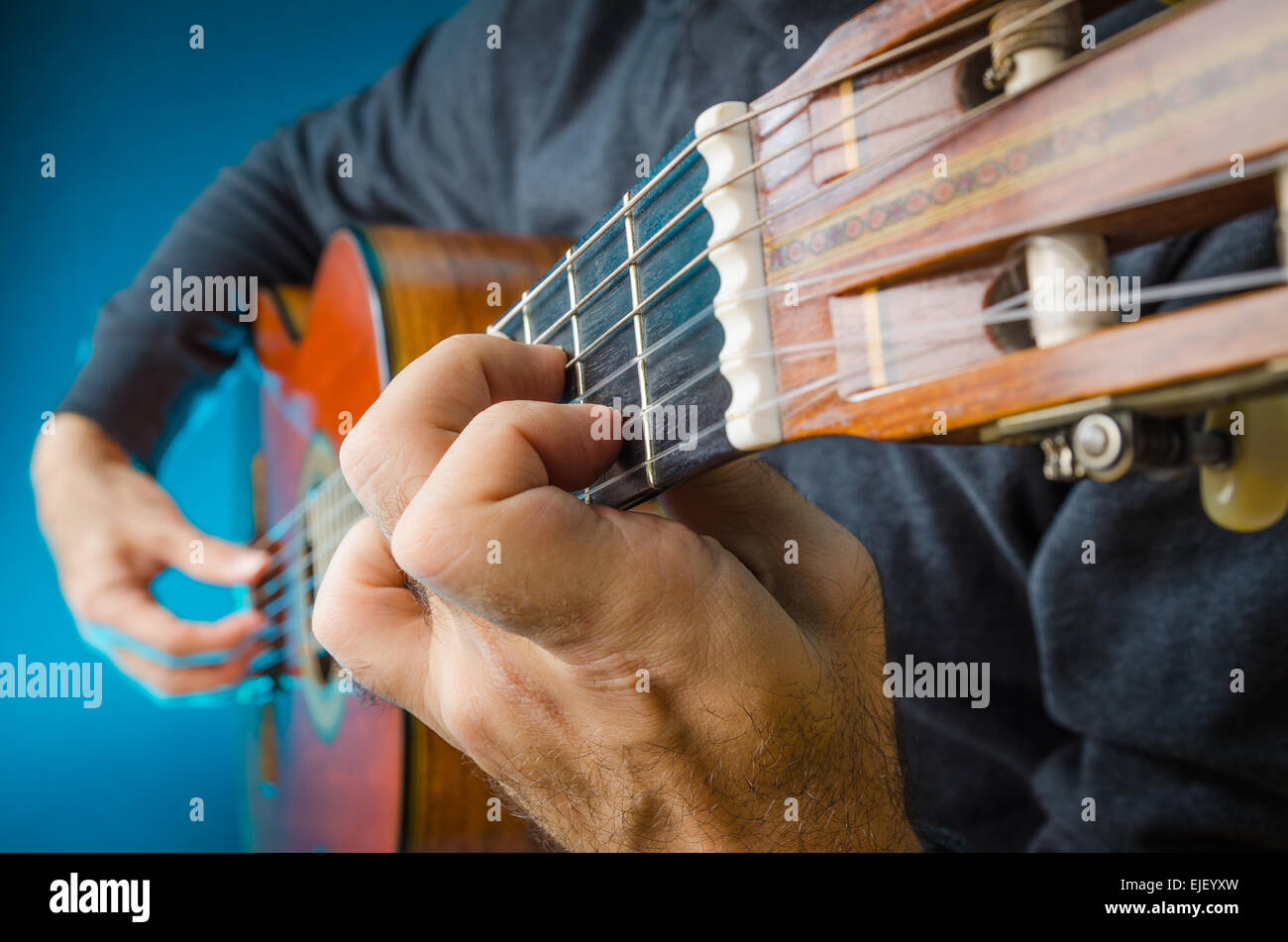 Tocando un acorde en la guitarra fotografías e imágenes de alta resolución  - Alamy