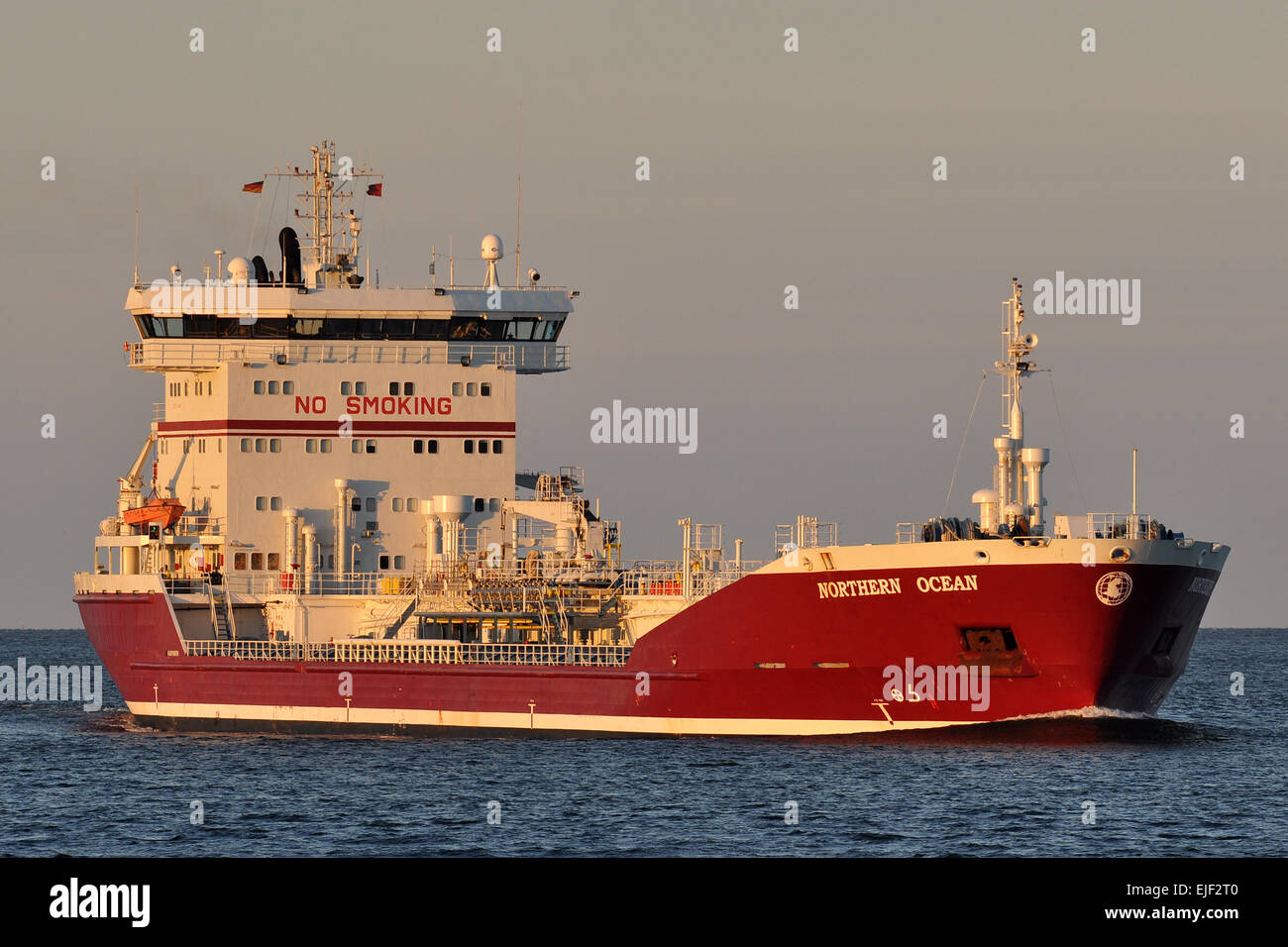 Productos químicos/Oil Tanker Norte entrantes oceánicos en el fiordo de Kiel Foto de stock