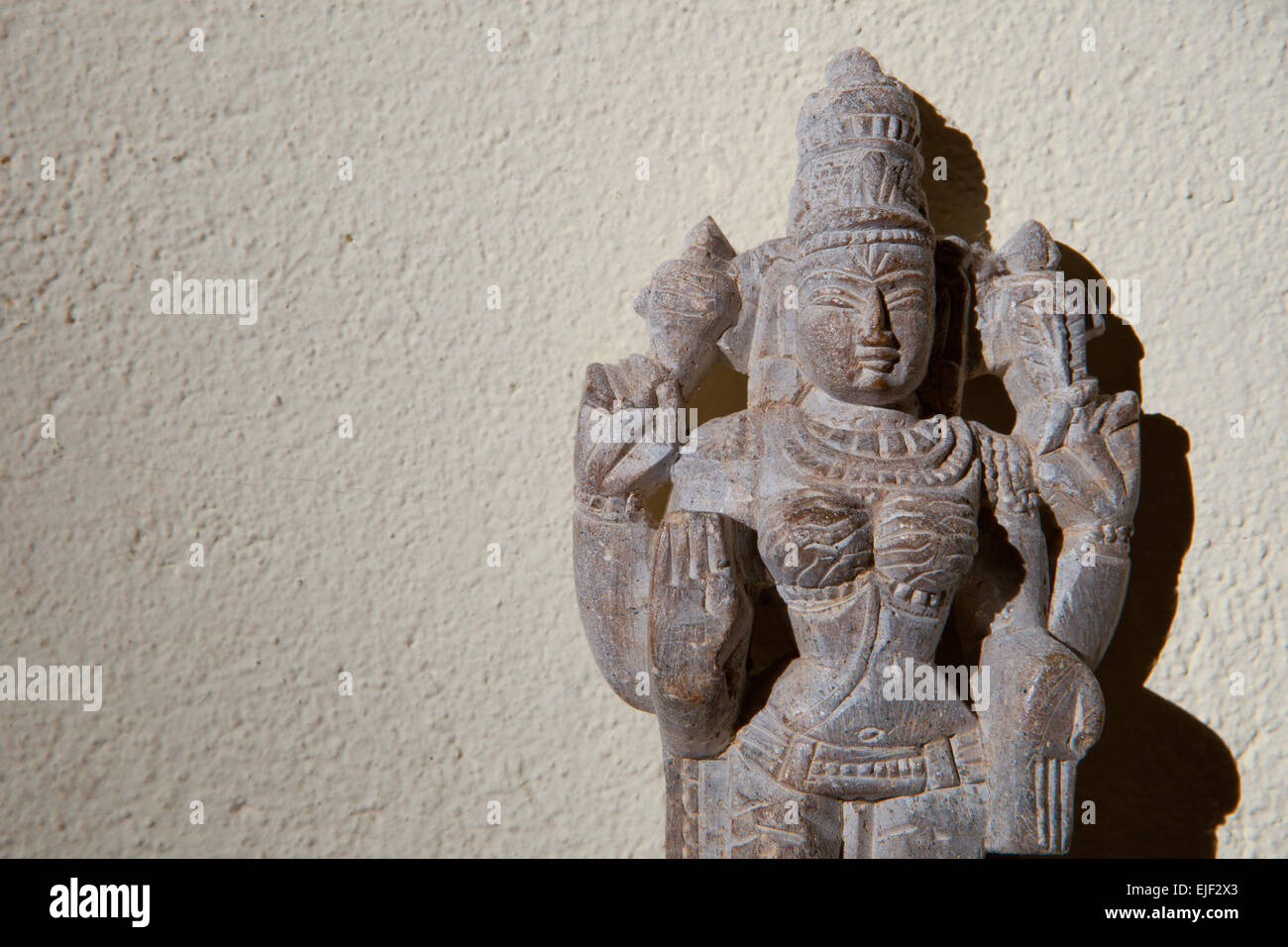 Dios mujer figurita de piedra procedentes de Tailandia, aislado sobre blanco grunge wall Foto de stock