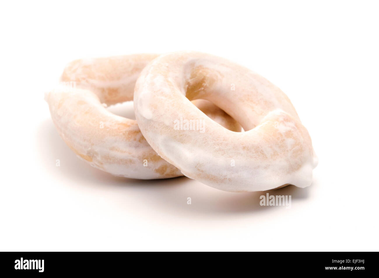 Los taralli dulces sobre un fondo blanco. Foto de stock