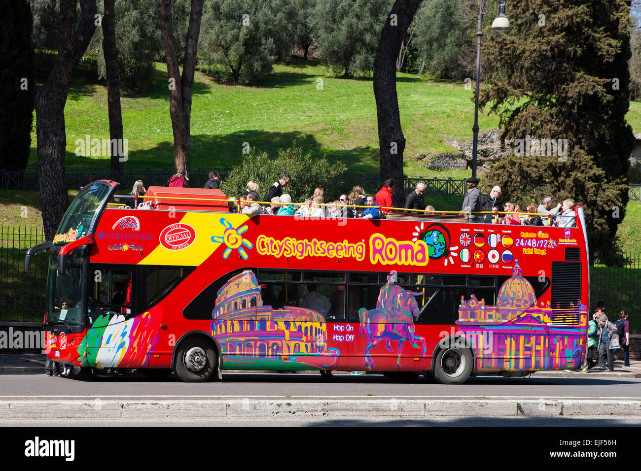 Autobús turístico en Roma Italia Foto de stock