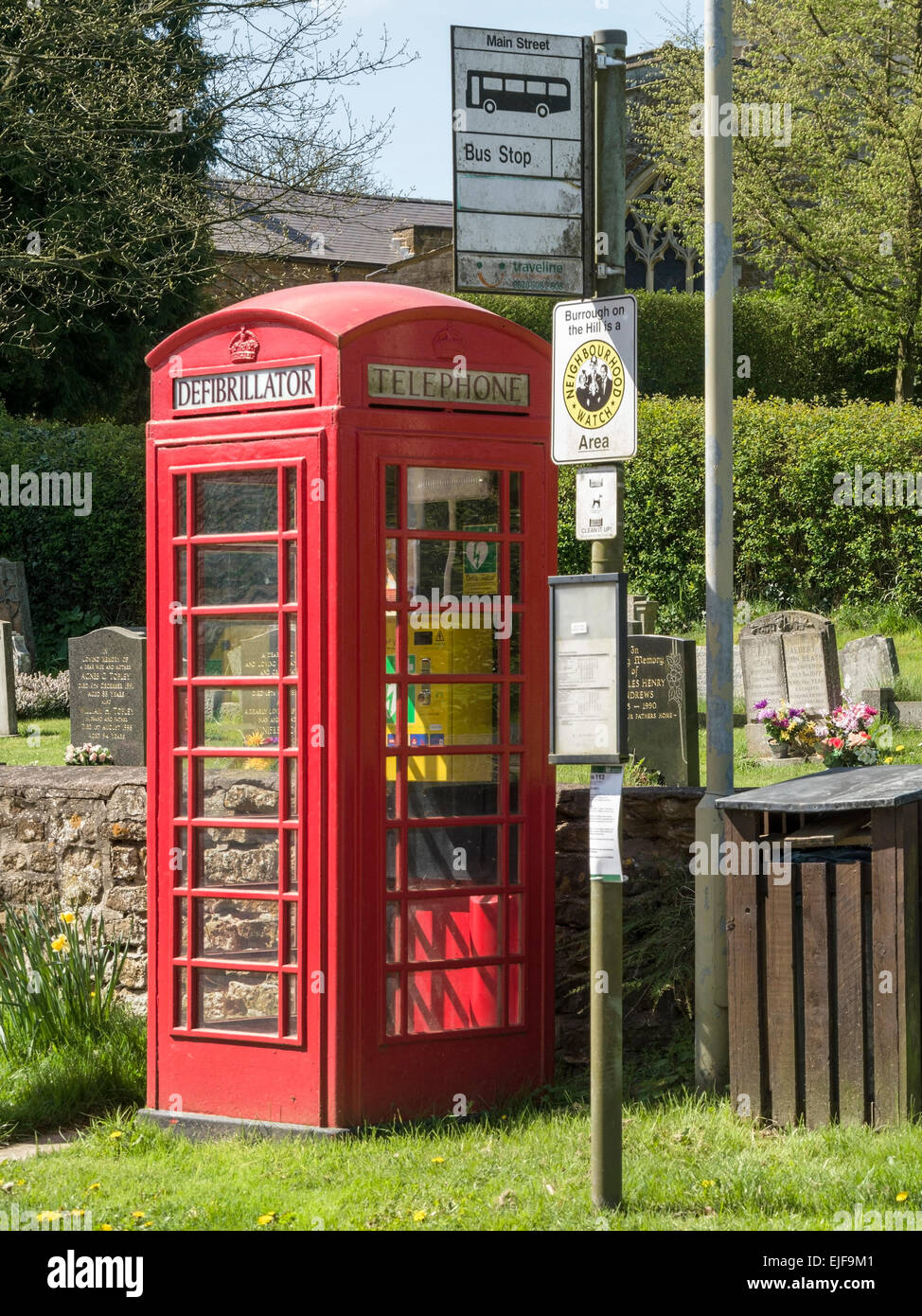 Pueblo Británico rojo cuadro telefónico utilizado ahora como un desfibrilador cardíaco estación, Burrough en la colina, Leicestershire, Inglaterra, Reino Unido. Foto de stock