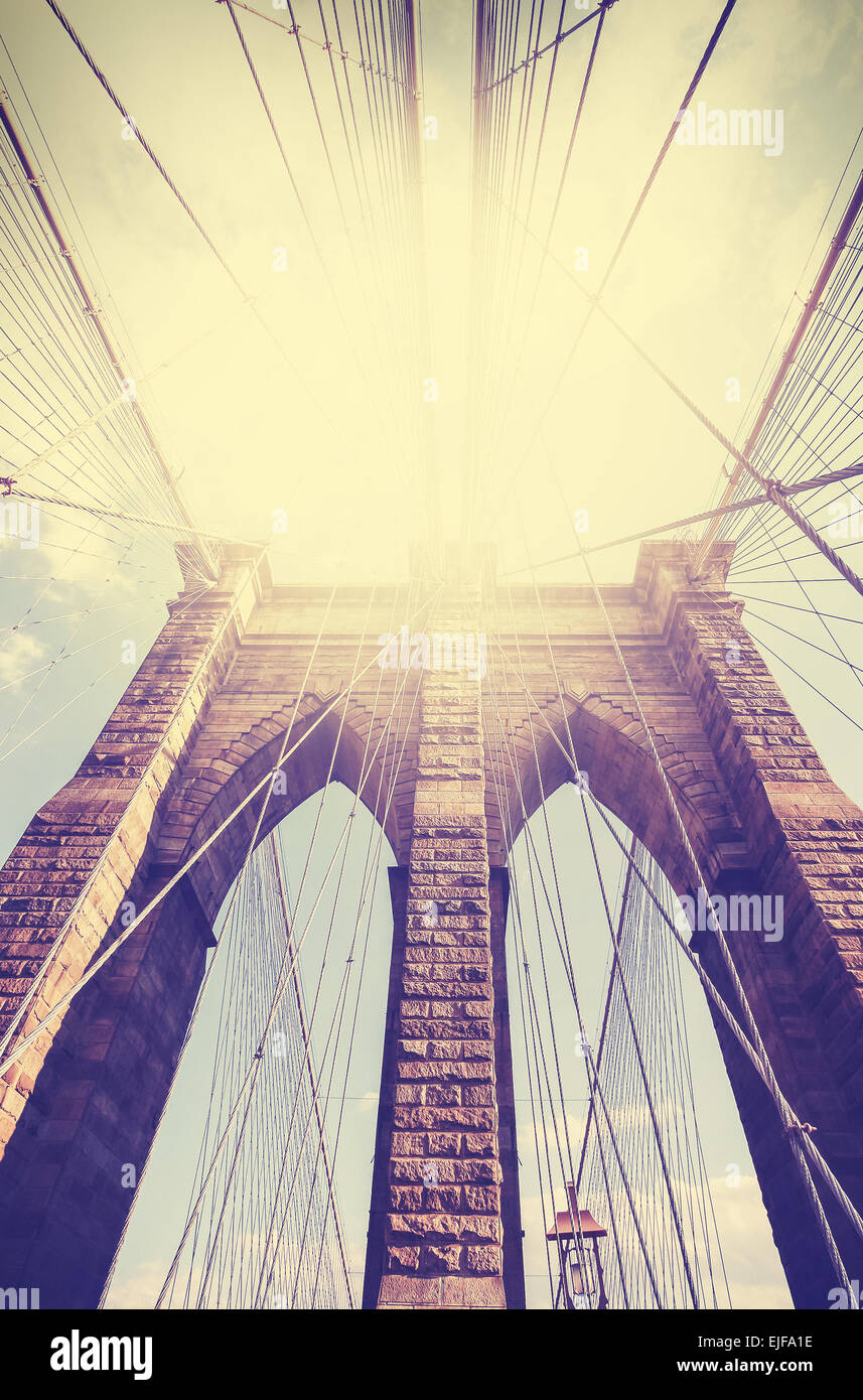 Vintage filtrada imagen del Puente de Brooklyn en Nueva York. Foto de stock