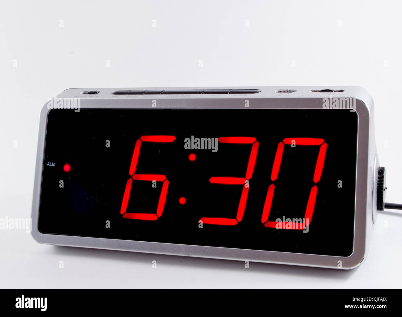 Un retro busca plata despertador digital a las seis y media de 6 30am en  luces rojas Fotografía de stock - Alamy