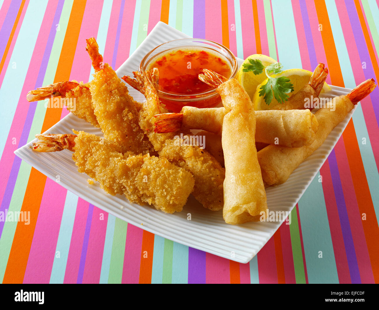 Frito apanado con camarones chinos un chapuzón de chili dulce Foto de stock