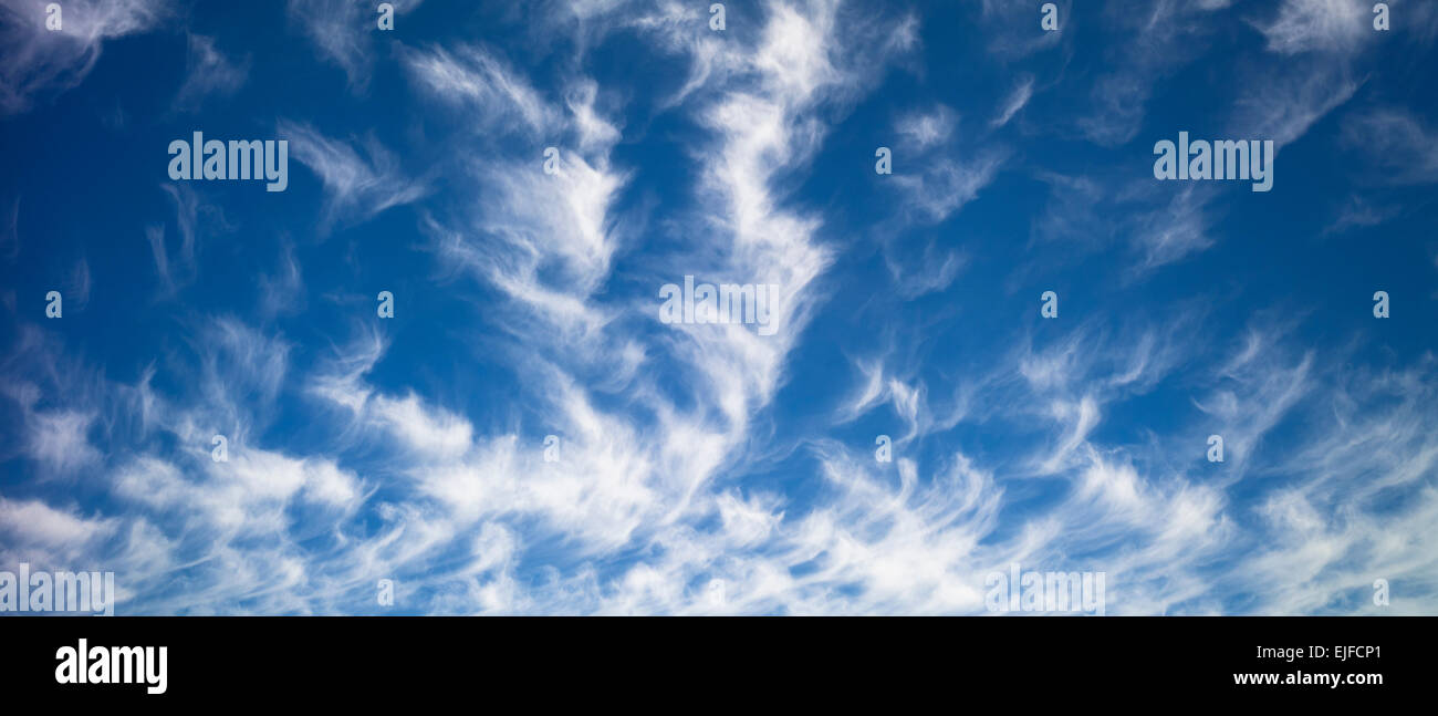 Las nubes cirros en el cielo azul Foto de stock