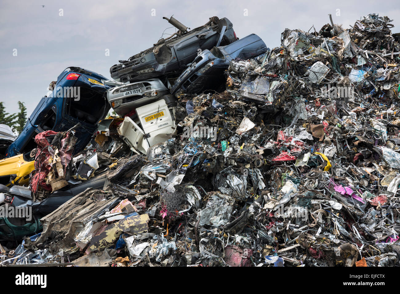 Metal reciclado de coches, autos y otros chatarra para evitar la  contaminación ambiental en Inglaterra Fotografía de stock - Alamy