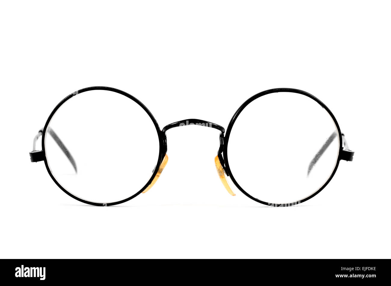 Un par de anteojos con lentes redondas sobre un fondo blanco Fotografía de  stock - Alamy