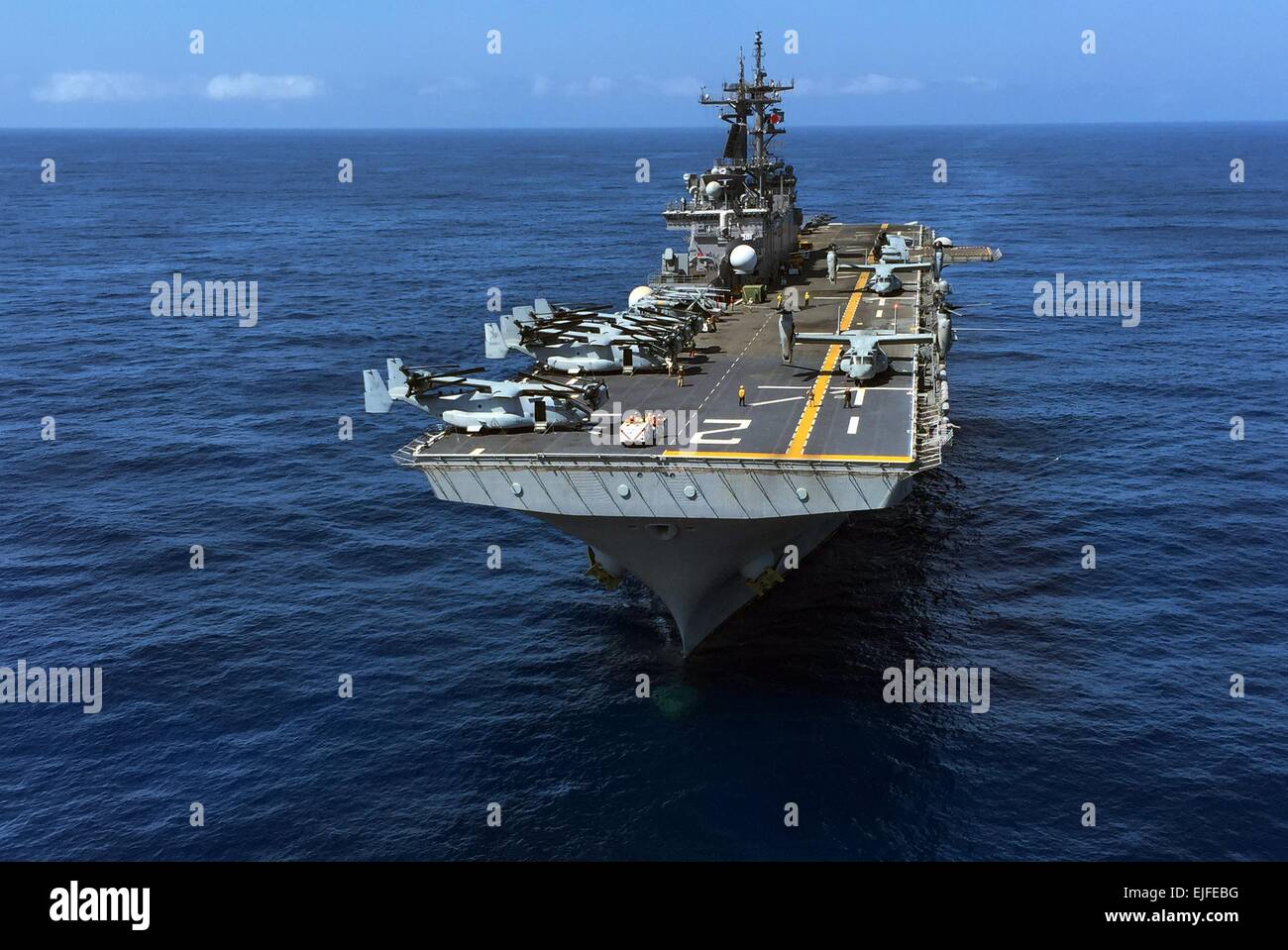 US Navy Wasp clase de buque de asalto anfibio USS Essex en curso, 19 de marzo de 2015, en el Océano Pacífico. Foto de stock