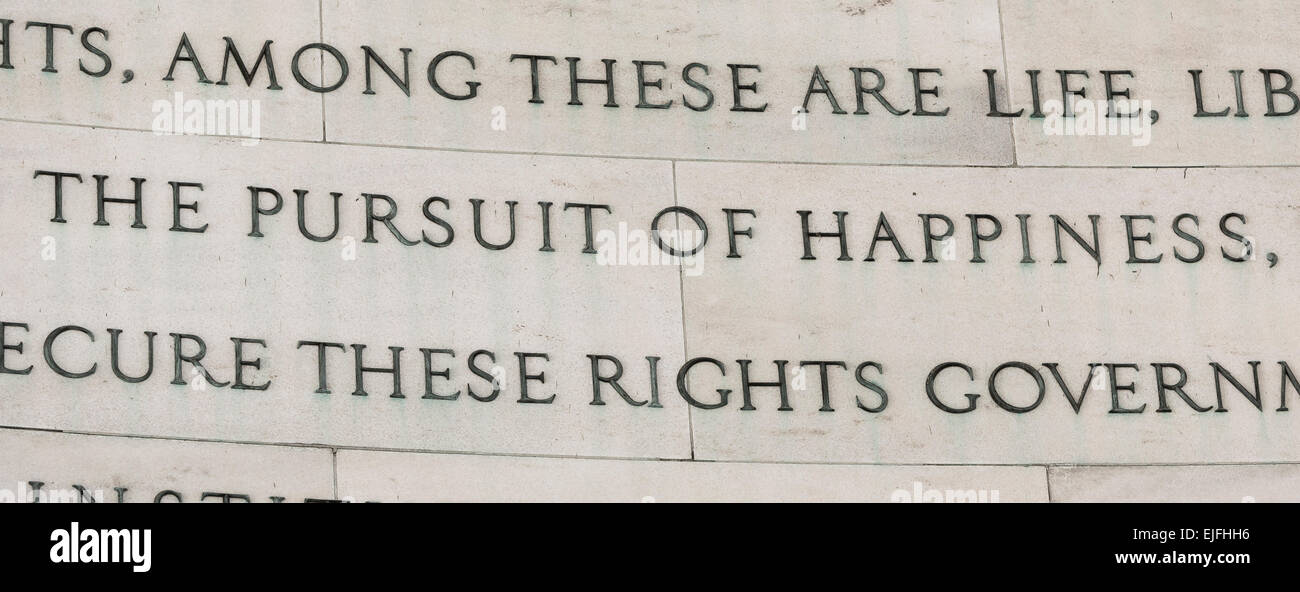 WASHINGTON, DC, EE.UU. - el Jefferson Memorial, la Declaración de Independencia extracto sobre la búsqueda de la felicidad. Foto de stock