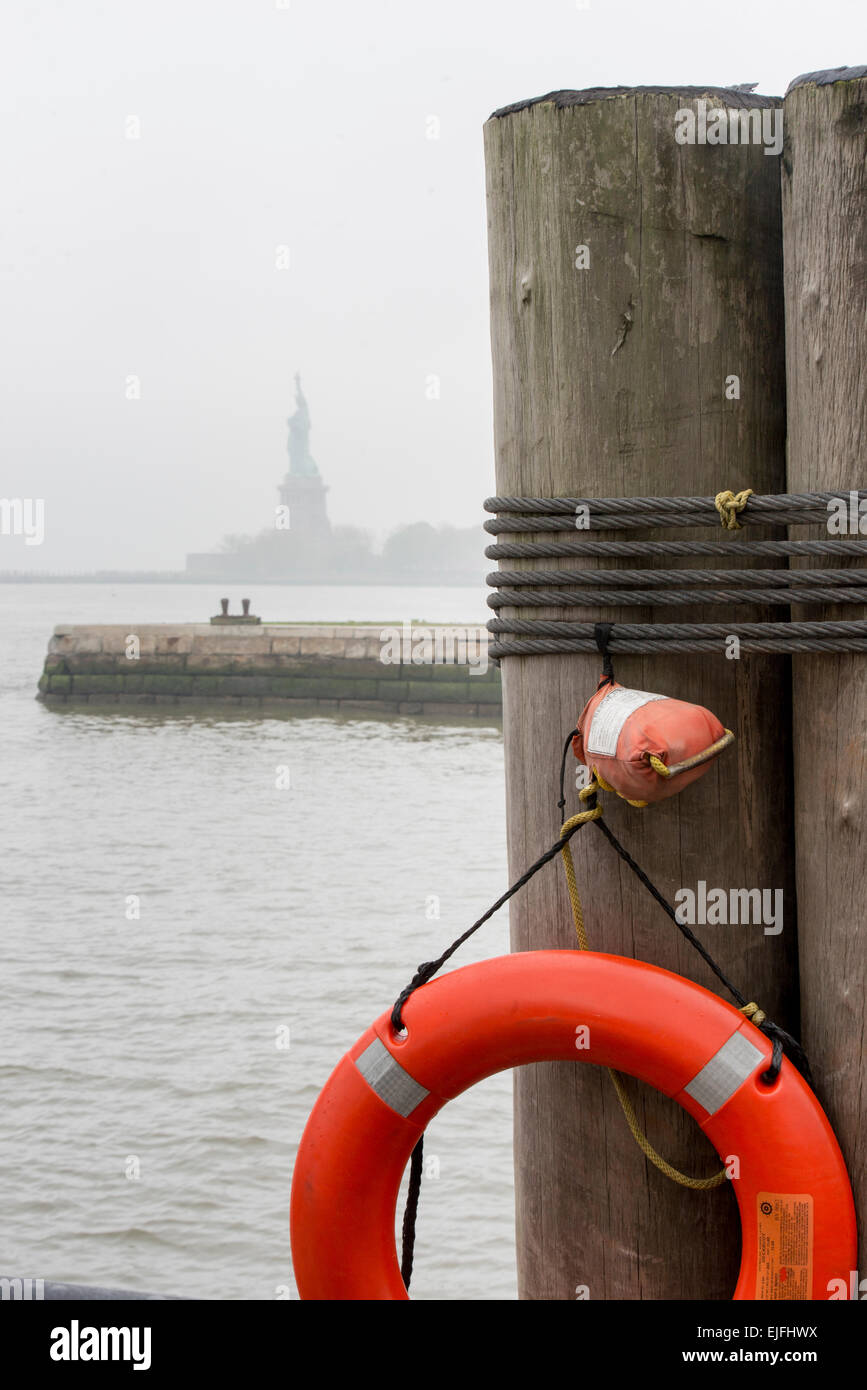 Salvavidas en un poste de madera, la Isla Ellis, Jersey City, Estado de Nueva York, EE.UU. Foto de stock