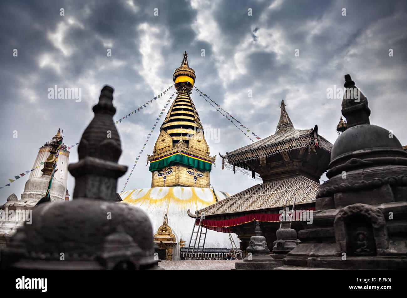 Swayambhunath Stupa en nublado cielo nublado en Katmandú, Nepal Foto de stock