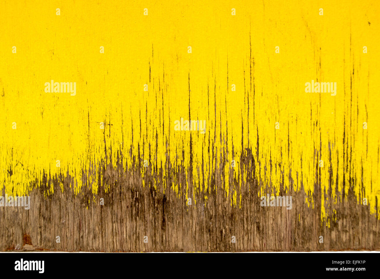Decoloración amarilla pintura en madera envejecida Fotografía de stock -  Alamy