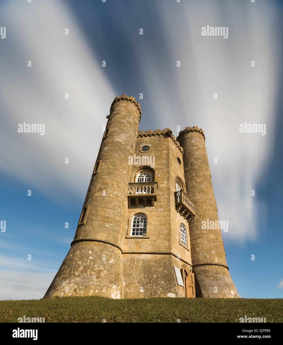 Torre de Broadway, Cotswolds, cerca de Worcestershire. Larga exposición diurna con lente gran angular Foto de stock