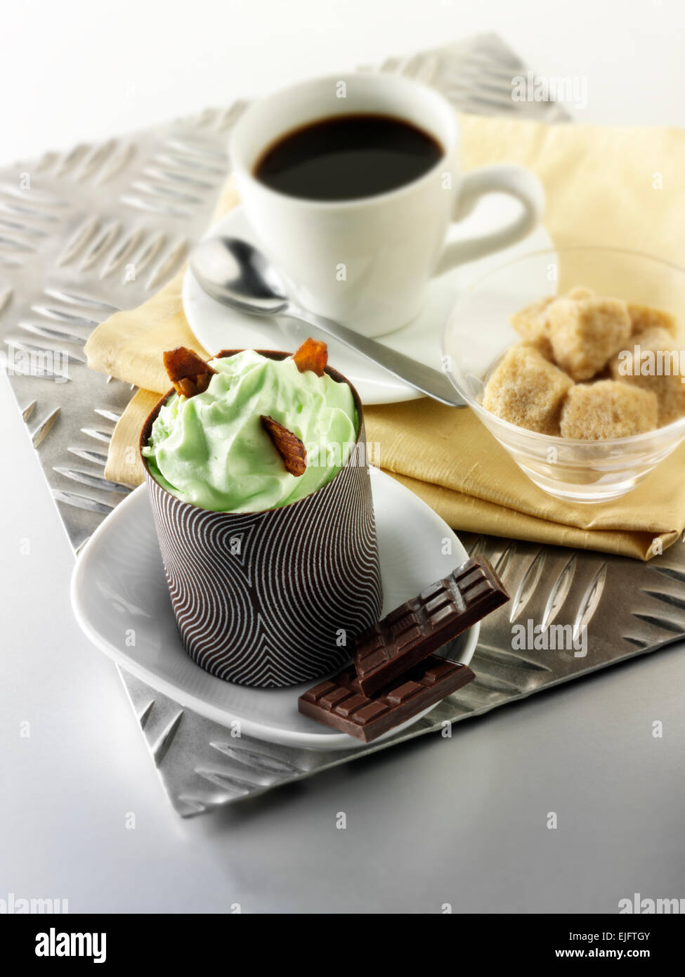 Tarta de mousse de menta en un caso de chocolate decorada con café Foto de stock