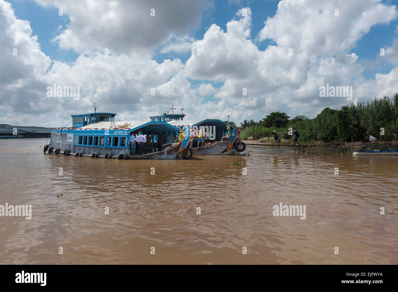 Buques de transporte por el río Mekong, el delta del Mekong, Vietnam Asia Foto de stock