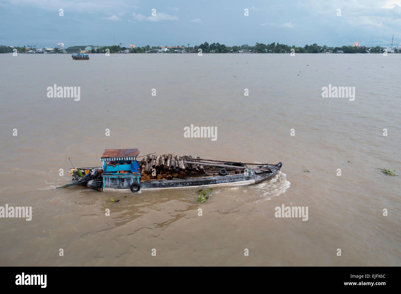 Barco de transporte por el río Mekong, el delta del Mekong, Vietnam Asia Foto de stock