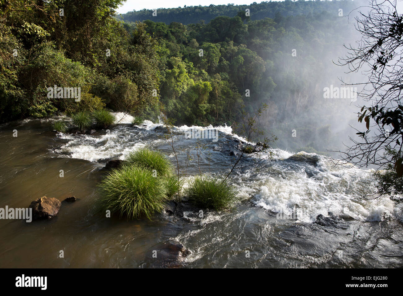 Argentina, Cataratas del Iguazú, el agua fluye por Salto Bossetti Foto de stock