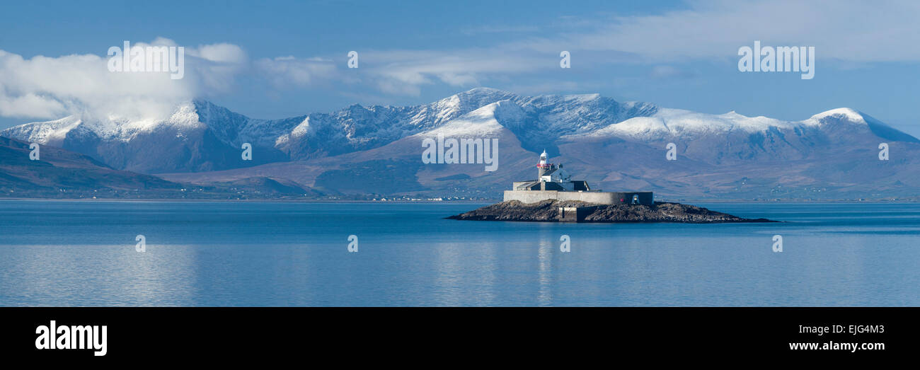 Fenit faro y el macizo de Brandon, Tralee Bay, la península Dingle, Condado de Kerry, Irlanda. Foto de stock