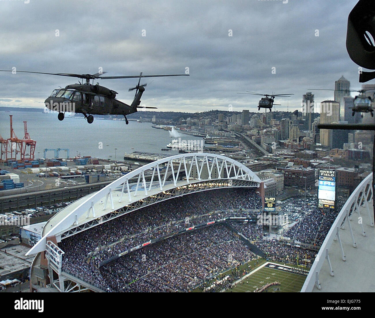 Helicópteros Black Hawk UH-60 de 4º, 6º Escuadrón de Caballería aérea sobrevuela el Qwest Field en Seattle antes del lanzamiento del juego de campeonato de la NFC. Jason Kaye. . Foto de stock
