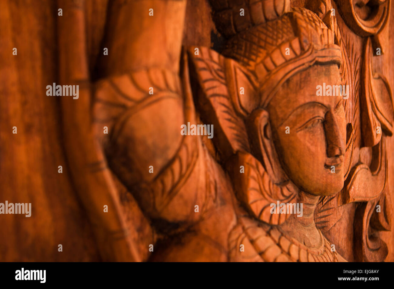 Madera tallada de estilo tailandés en el templo de arte Foto de stock