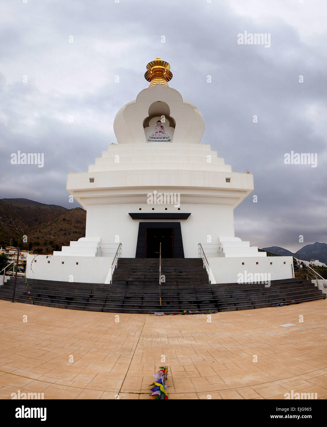 Templo budista en Benalmádena, un día lluvioso, España Foto de stock