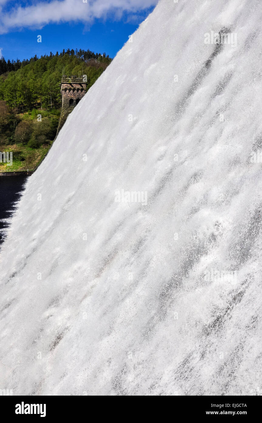 Cascada de agua en la represa de Derwent, Derbyshire Peak District. Un soleado día de primavera. Foto de stock