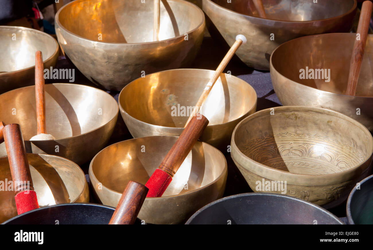 Tóxico Noreste La nuestra Cala de Canto cuencos tibetanos o la Copa de la vida, producto popular en Nepal, India y Tíbet Fotografía de stock - Alamy Tóxico Noreste La nuestra Cala de Canto cuencos tibetanos o la Copa de la vida, producto popular en Nepal, India y Tíbet Fotografía de stock - Alamy