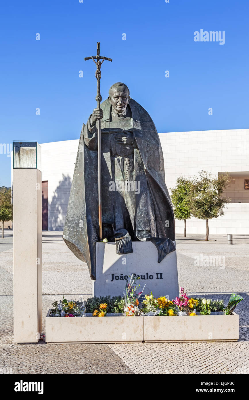 Santuario De Fatima Portugal Estatua Del Papa Juan Pablo Ii En La Basilica De La Santisima Trinidad En Segundo Plano Fotografia De Stock Alamy