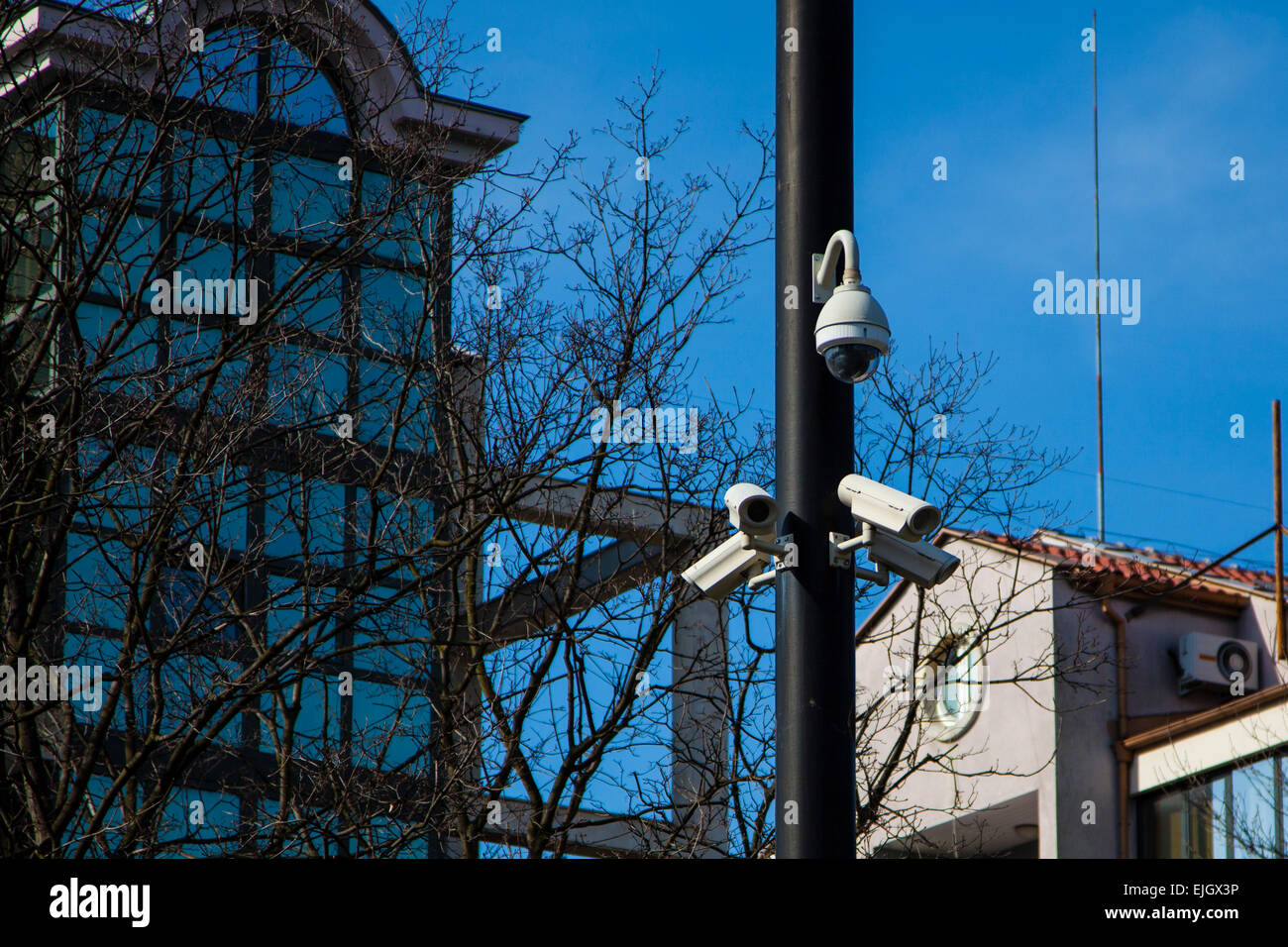 Cámaras de vigilancia orientadas en todas las direcciones en una plaza Russe, Bulgaria Foto de stock