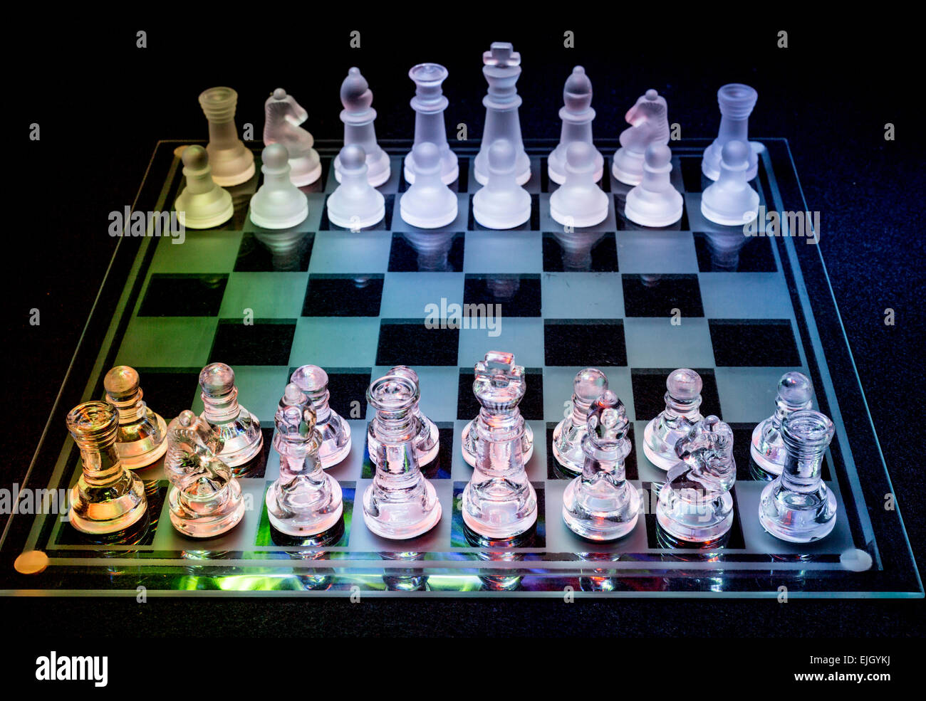 Juego de ajedrez de cristal fotografías e imágenes de alta resolución -  Alamy