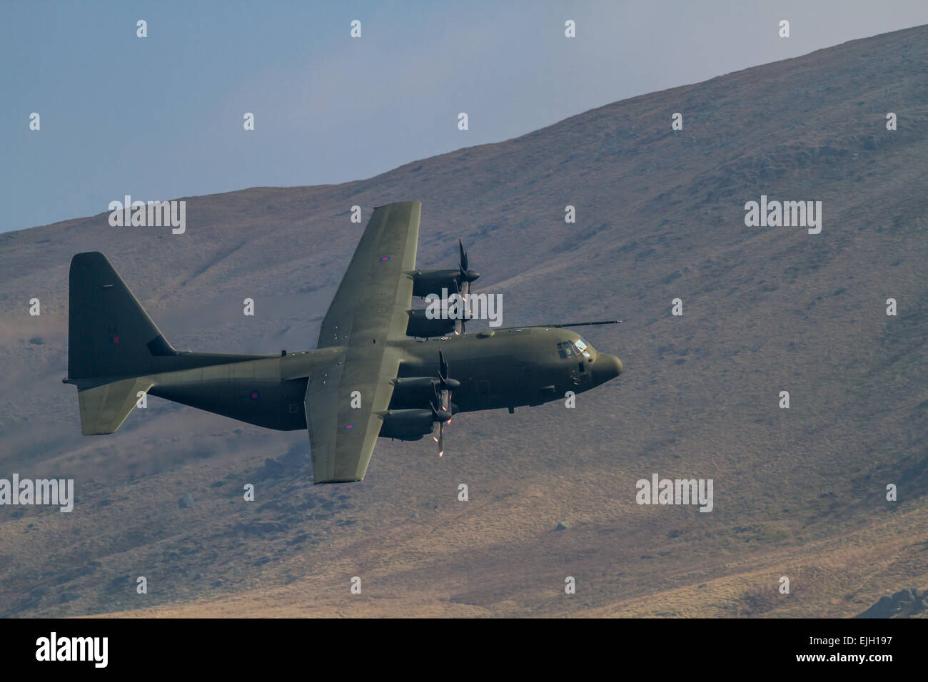 Avión Hércules rumbo a baja altura sobre el distrito de Lake Hills (Haweswater) Foto de stock