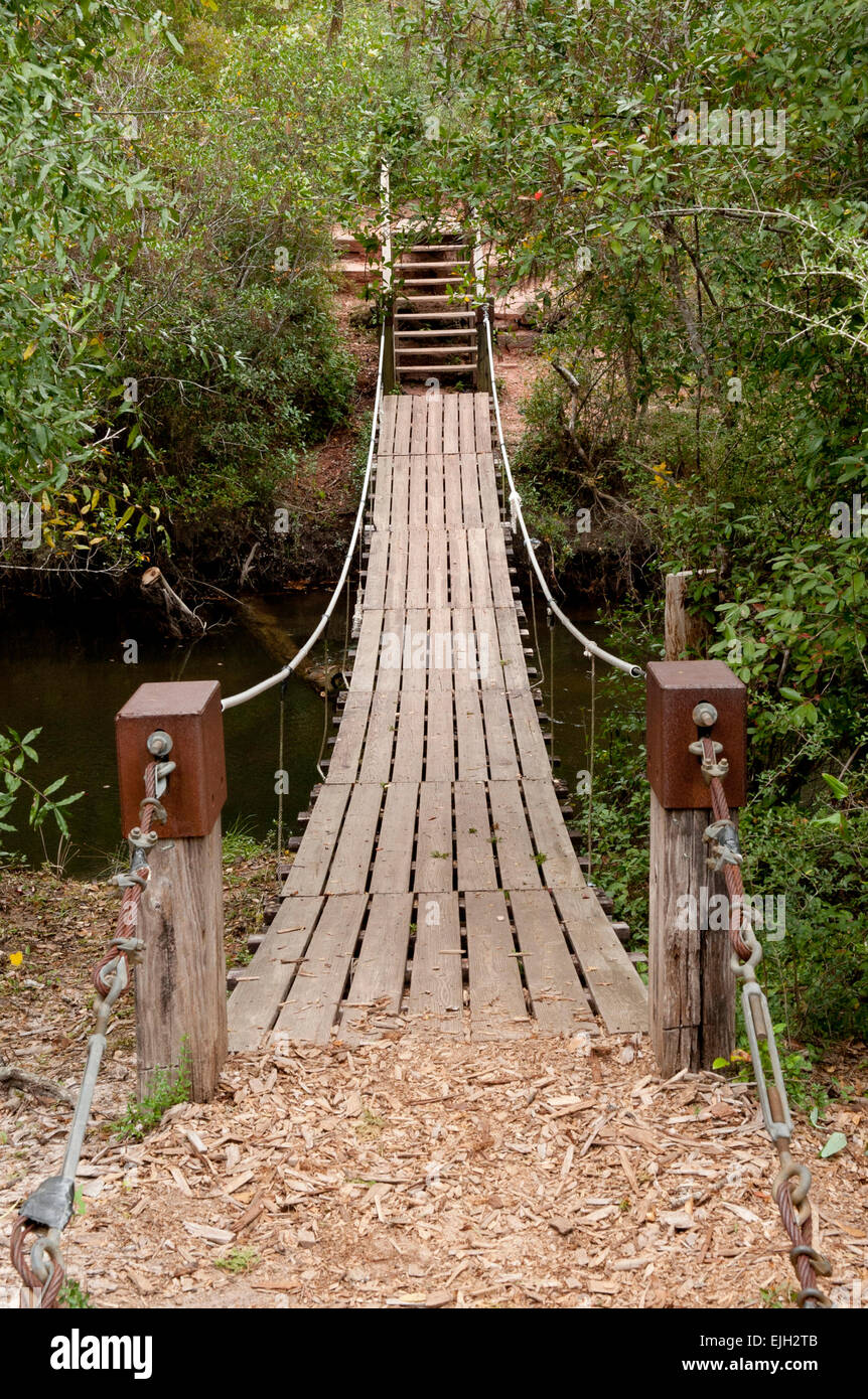 Puente colgante de madera por un arroyo Fotografía de stock - Alamy