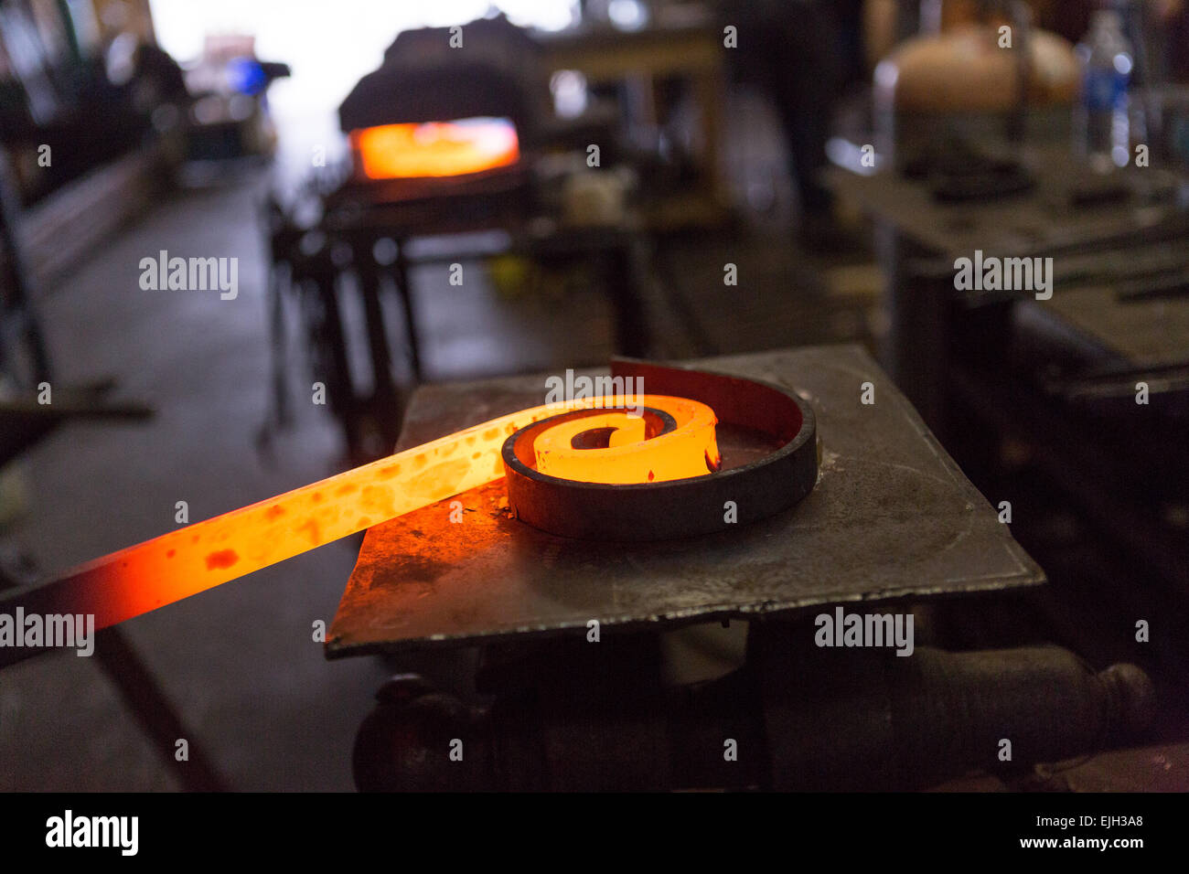 Una forma para trabajar el metal hierro caliente en una tienda de metal de Charleston, SC Foto de stock