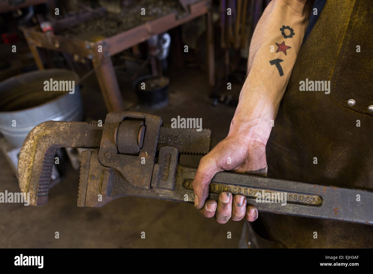 industrial trabajador con grande ajustable llave inglesa en su mano  24525498 Foto de stock en Vecteezy