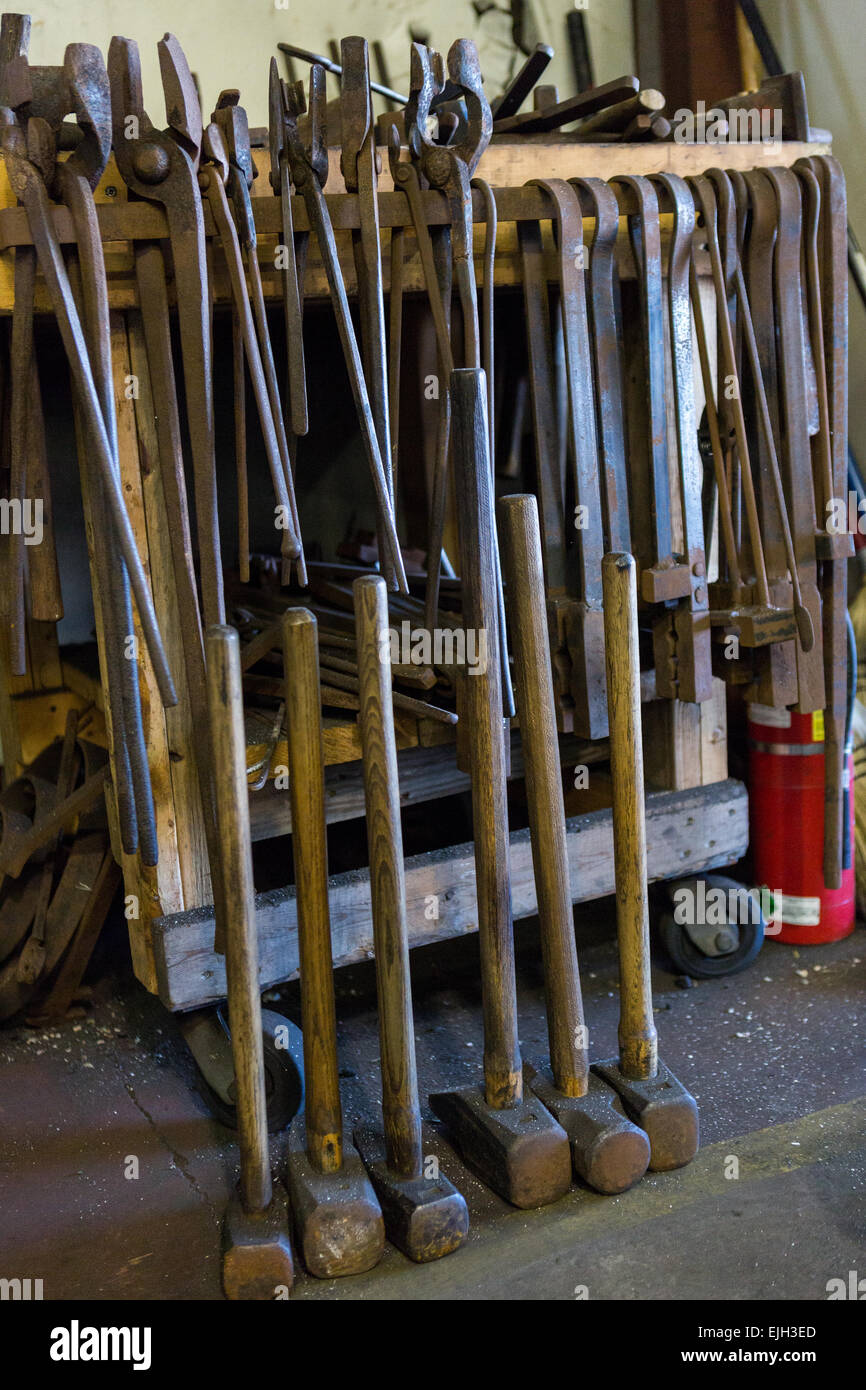 Herramientas para trabajar metal herrero en un taller de trabajo de hierro  en Charleston, SC Fotografía de stock - Alamy